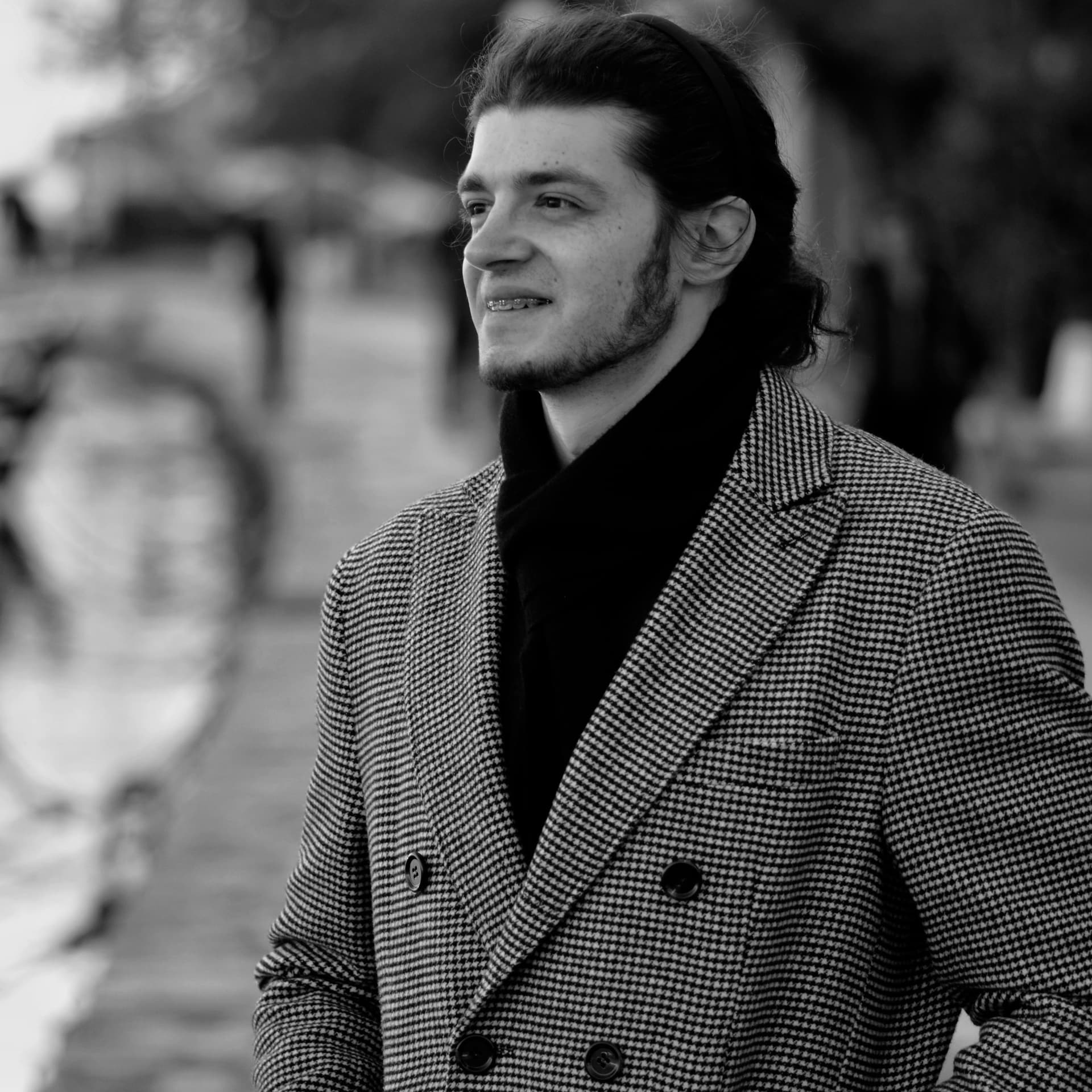 Crno-beli portret mladića u kaputu sa pepita dezenom